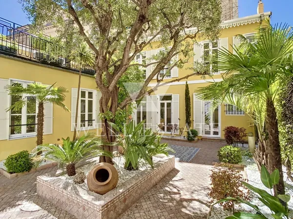CANNES - RUE D'ANTIBES - VILLA 4 PIECES AVEC PATIO 