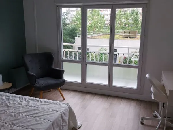 Chambre dans collocation de fille charge offertes juillet/aout 