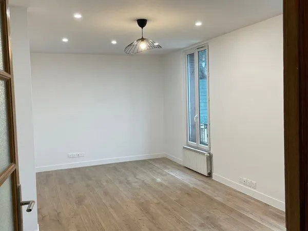 Appartement meublé dans maison : 2 pièces - 1 chambre, salon et cuisine séparée équipée 