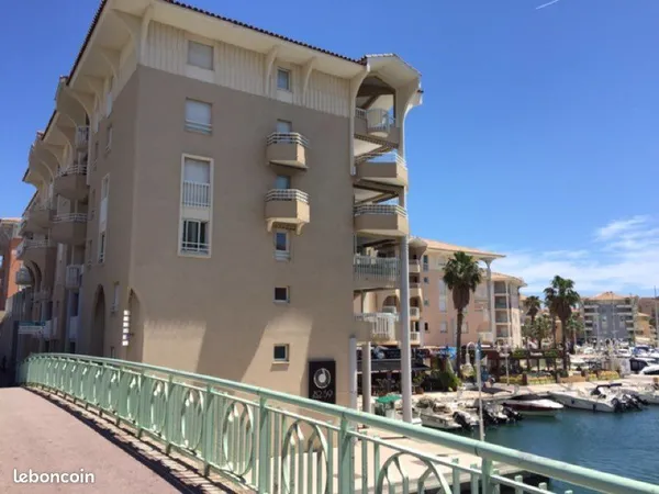 Location à l'année F2 port frejus, parking privé, climatisation 