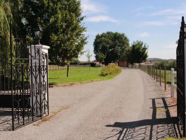 Bourgogne du Sud - Vaste Propriété à usage de GITES 