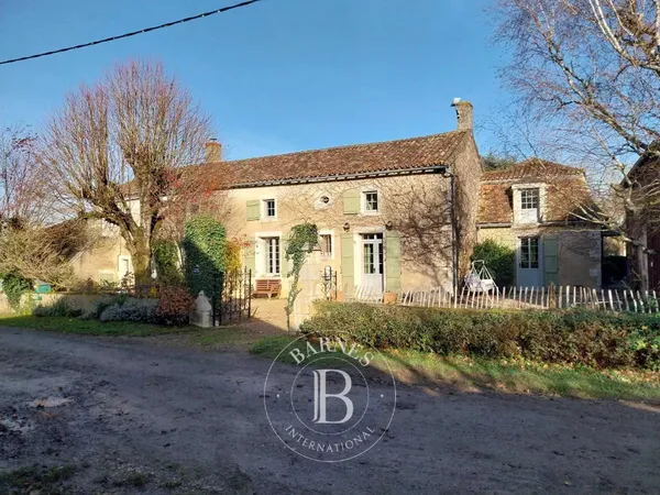 Proche Saint-Savin (86) - Manoir du XVIIIème siècle et ses dépendances - jardin de 8715 m² 