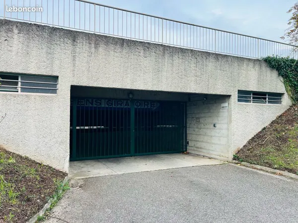 Garage/parking/box à louer 