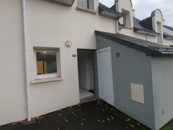 Maison/appartement avec jardinet et garage, proche du centre-ville 