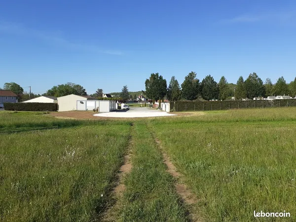 Terrain constructible - 1276m2 - Plat - Exposition SUD - 100 mètres tous commerces -24000 