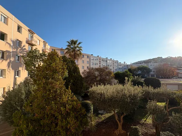 Appartement traversant avec balcons, garage et vue sur parc arboré 