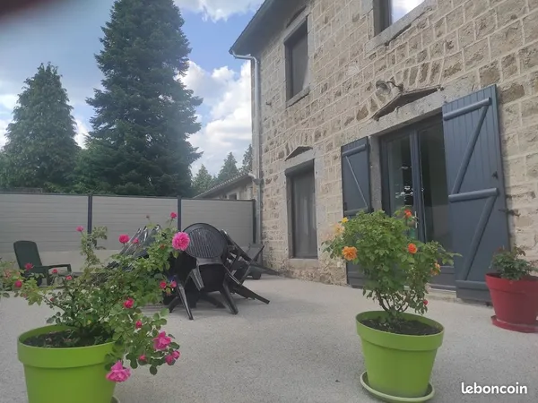 Grande maison en pierres avec terrain dans le bourg 
