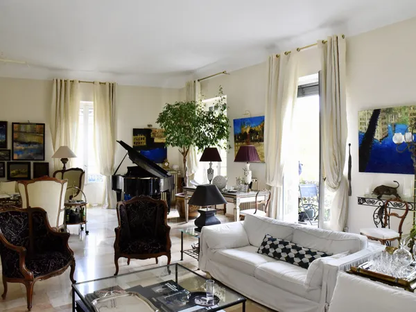 NIMES PREFECTURE Appartement bourgeois de 283 m2 avec garage 