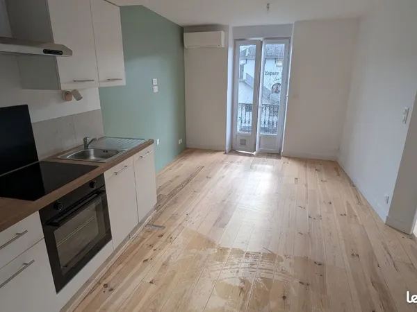 Appartement T2 rénové place des Ramacles, balcon 