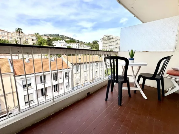 Cannes Basse Californie grand studio avec terrasse et cave 