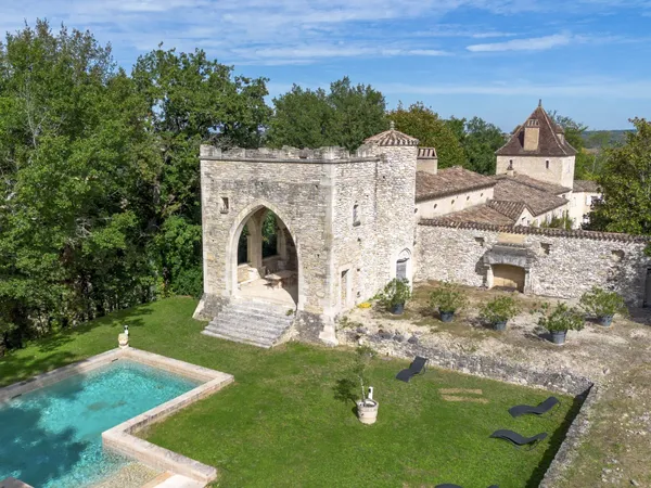 Magnifique domaine avec dépendances et piscines dans un environnement unique 