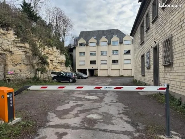 Garage au pied de l'université campus 1 