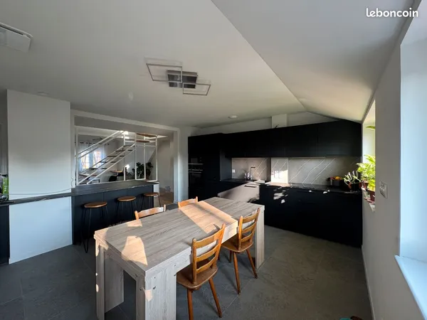 Neuf Très grand appartement dans maison de maitre 