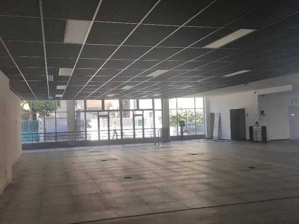 Local commercial 600 m² 