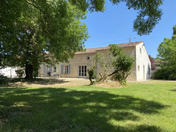 Grande maison charmante dans un hameau avec piscine 