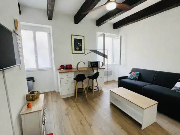 Beau studio meublé et rénové au coeur du Vieux-Port Emplace 