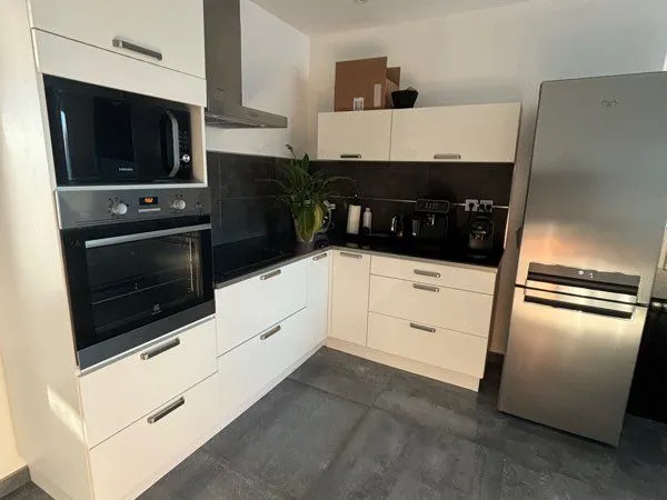 Appartement T3, premier étage chauffée au sol, cuisine, équipée très propre 