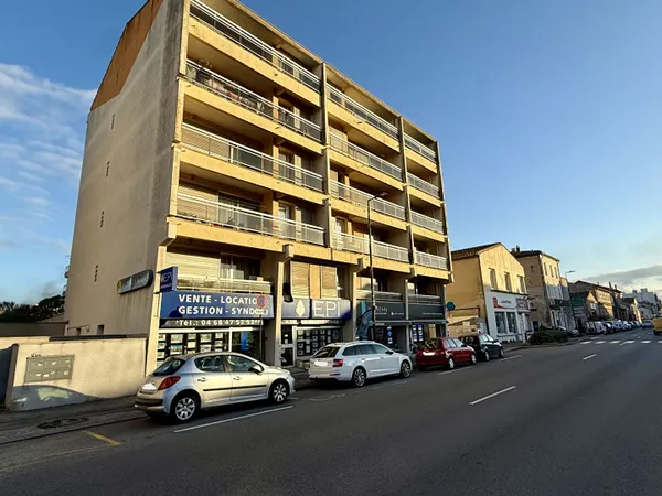 Appartement T3 de 77 m² vendu occupé avec terrasse parking et cave résidence avec ascenseur 