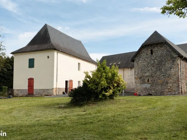 Maison béarnaise + dépendances et parc arboré 