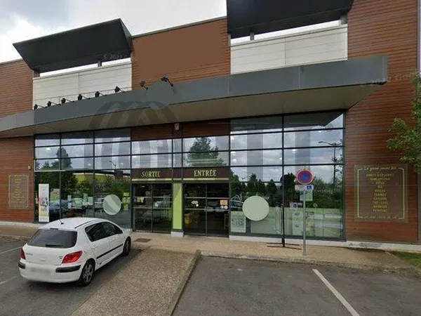 Local d'activité 895 m² 
