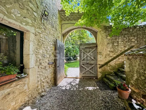 Maison -Gîtes de 470 m2 - Sauzet 