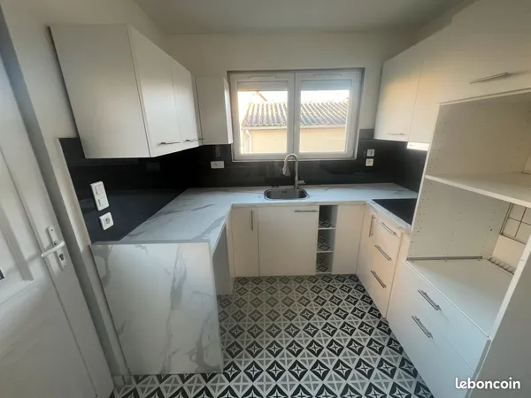 🏡 Maison à louer avec garage, jardin et terrasse - 2 chambres - Cuisine ouverte sur grand 
