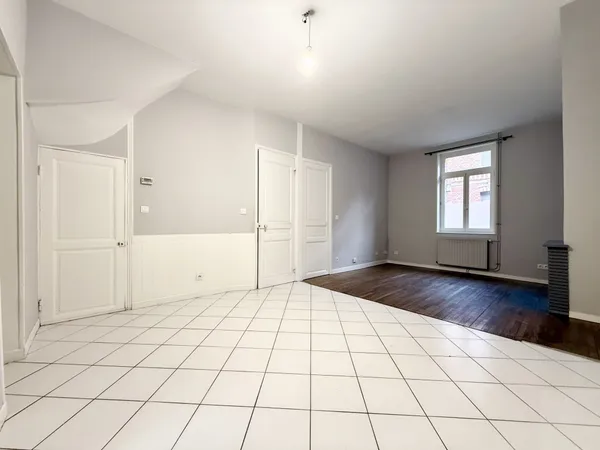 LONGUEAU - AMIENOISE - 3 CHAMBRES - 1 BUREAU - COUR - JARDIN 