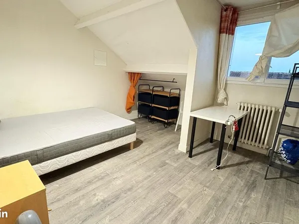 Chambre meublee 