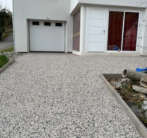 Maison rénovée avec garage + terrain 