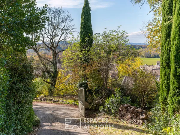 Propriété haut de gamme avec vue, volumes et jardin paysagé 