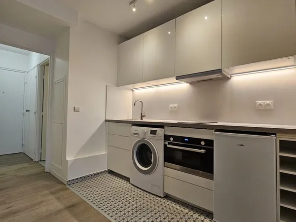 Beau studio rénové, meublé et bien situé 