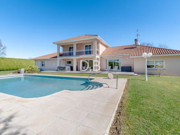 Maison 8 pièces 356 m² 