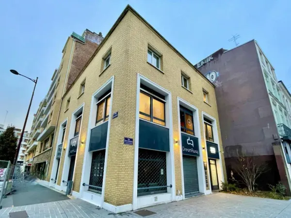 À LOUER - 140 m² de bureaux ou local commercial + 140 m² de sous-sol aménagé - Rue Pierre 