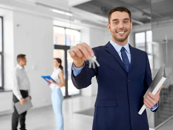 Comment devenir agent immobilier : guide complet pour un parcours réussi