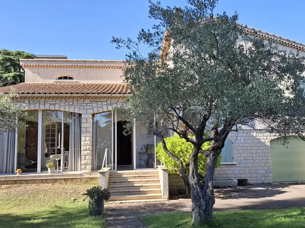 Pierrelatte - Maison 152m² proche centre ville avec jardin 941m² 