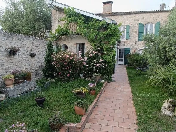 Belle maison en pierre. 