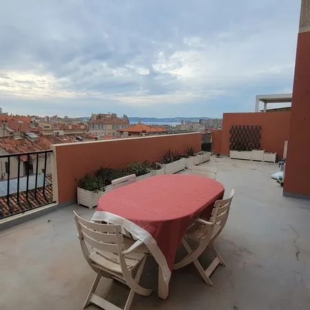 Tres bel appartement rénové de 48 m² + loggia et terrasse 