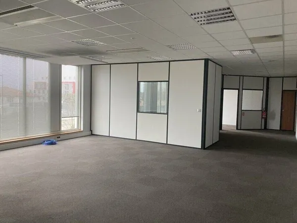 Bureau 1 pièce 169 m² 