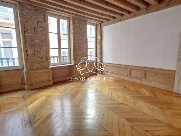 Appartement 2 pièces de 48 m² . Cachet . Cave 