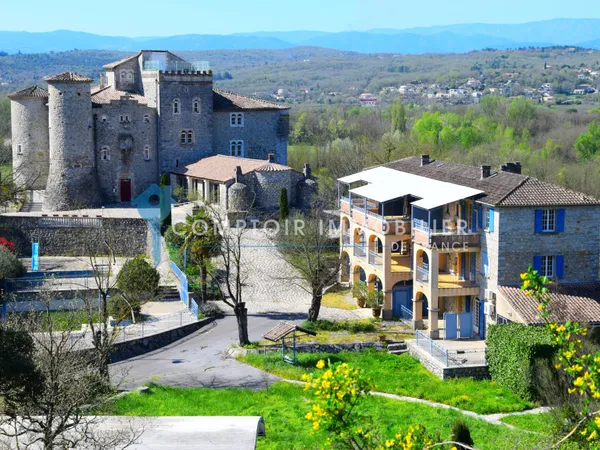 Dépt. 07 - A VENDRE à RUOMS - Château, Dépendances et Piscin 