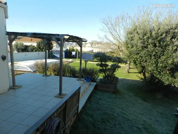 Maison lumineuse avec piscine centre Tonnay-Charente quartier de la Poste. Grand jardin fleuri 