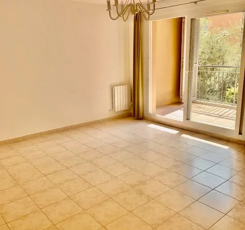 Beau 2 pièces avec terrasse et parking en sous sol 
