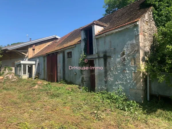 Dans un hameau calme avec commerces à 2 km des commerces. 