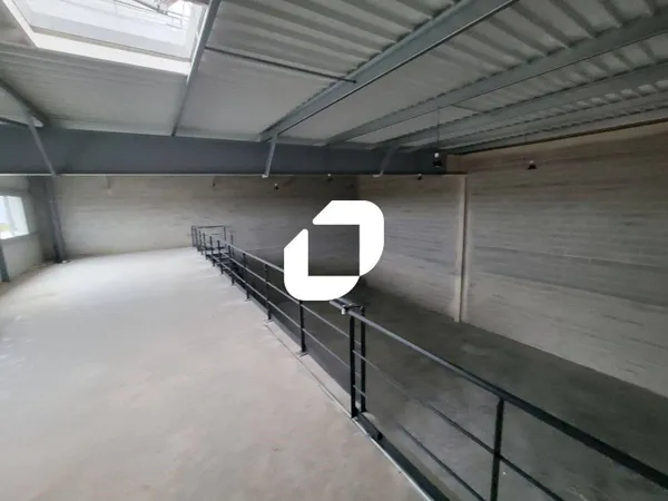 Local d'activité 301 m² 