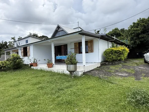 À Sainte-Rose, villa F4 de 83 m2 sur terrain 557 m2 