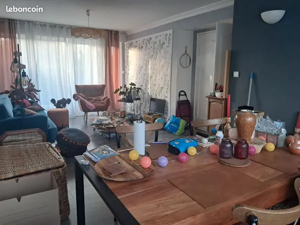 Belle maison semi-mitoyenne avec garage 