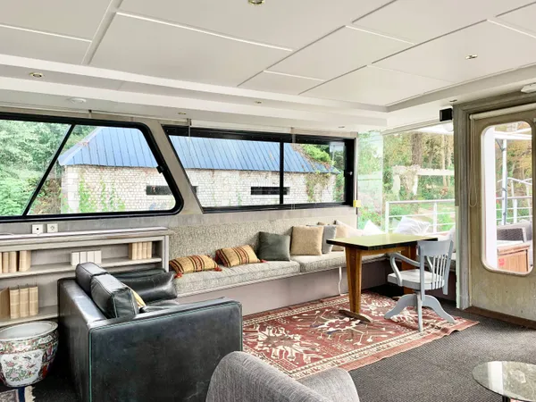 Péniche habitable et navigante avec emplacement privé à vendre 