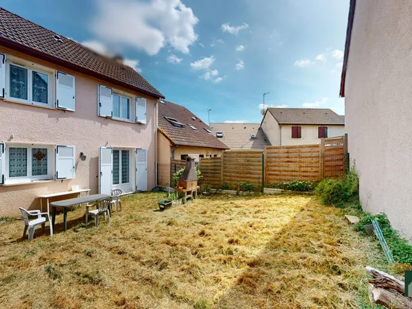 Maison de ville proche toutes commodités 