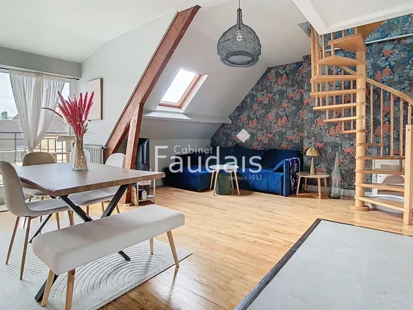 APPARTEMENT DUPLEX AVEC CACHET ET BALCON EN CENTRE VILLE 
