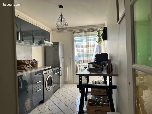 Grand F2 avec balcon, ascenseur et place de parking attitrée 